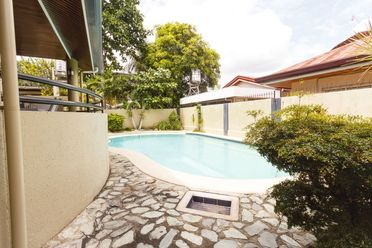 5 Bedroom House with Swimming Pool for Rent in Banilad.02