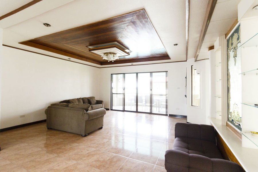 5 Bedroom House with Swimming Pool for Rent in Banilad.04