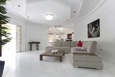 5 Bedroom House with Swimming Pool for Rent in Maria Luisa Park.02