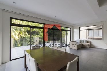 House with Swimming Pool for Rent in Maria Luisa Park.02