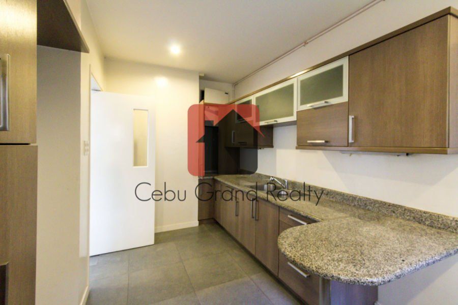 House with Swimming Pool for Rent in Maria Luisa Park.03