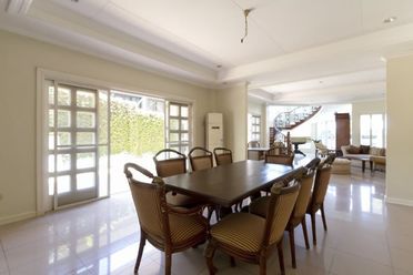 Spacious 5 Bedroom House for Rent in Maria Luisa Park.02