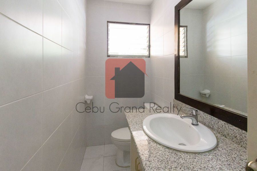Unfurnished 2 Bedroom House for Rent in Maria Luisa Park.03