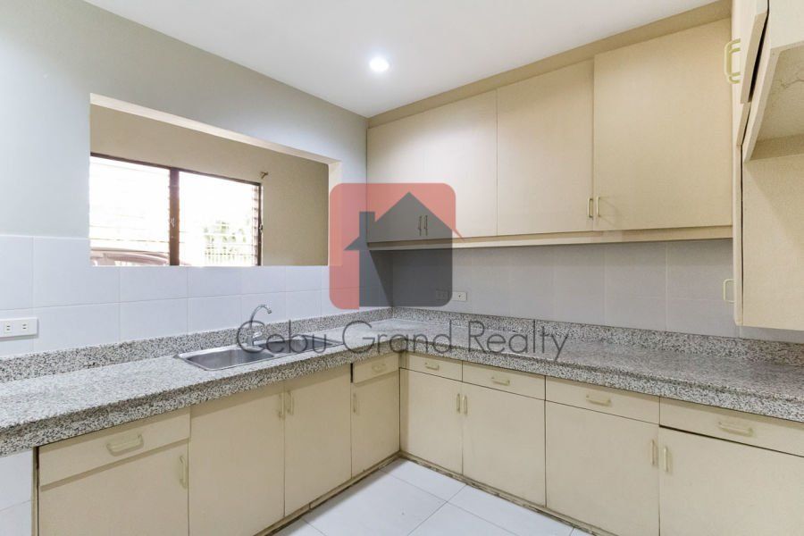 Unfurnished 2 Bedroom House for Rent in Maria Luisa Park.04