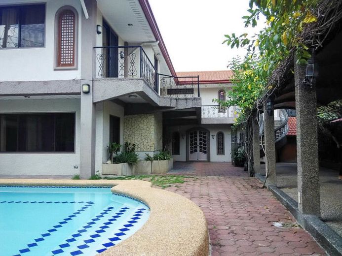 Large 4 Bedroom House with Swimming Pool for Rent in Talamban.01