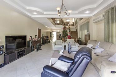 4 Bedroom House for Rent in Maria Luisa Park.02