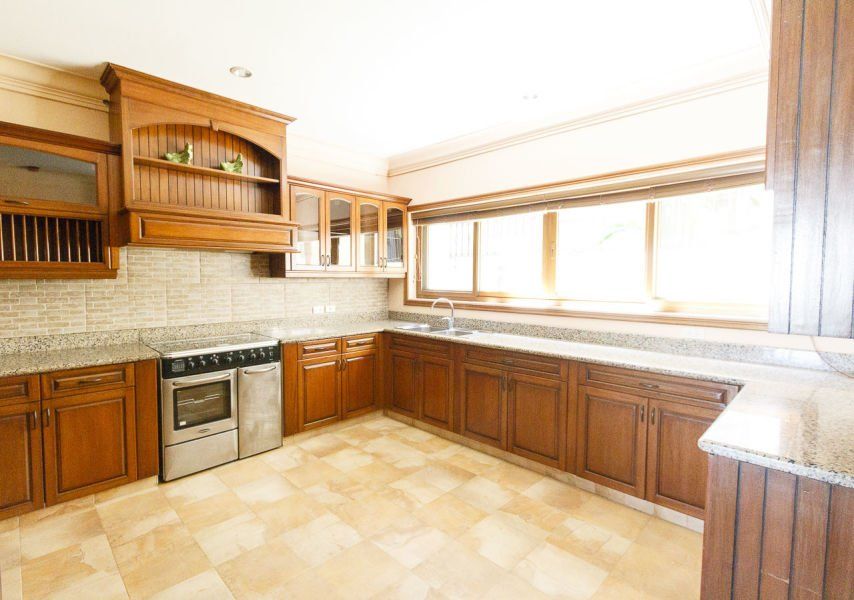 4 Bedroom House with Swimming Pool for Rent in Banilad.04