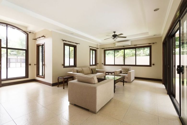 4 Bedroom House with Swimming Pool for Rent.01