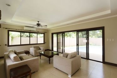 4 Bedroom House with Swimming Pool for Rent.02