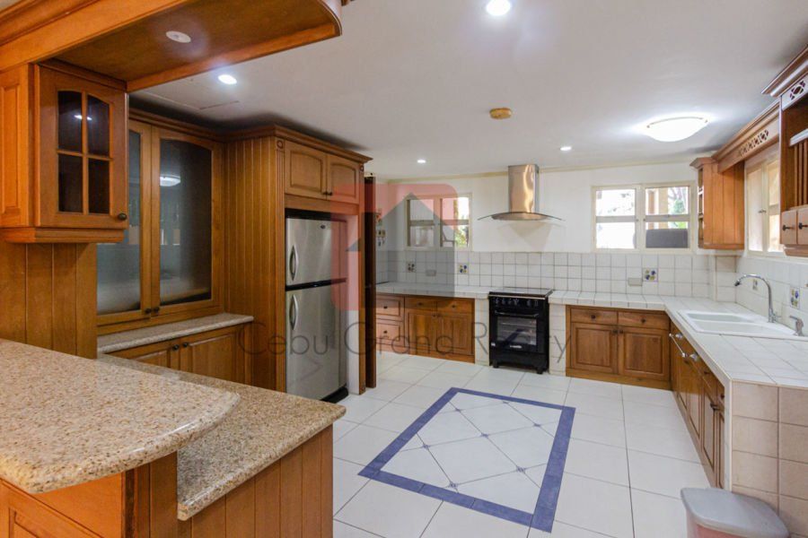 Overlooking 6 Bedroom House for Rent in Maria Luisa Park.03