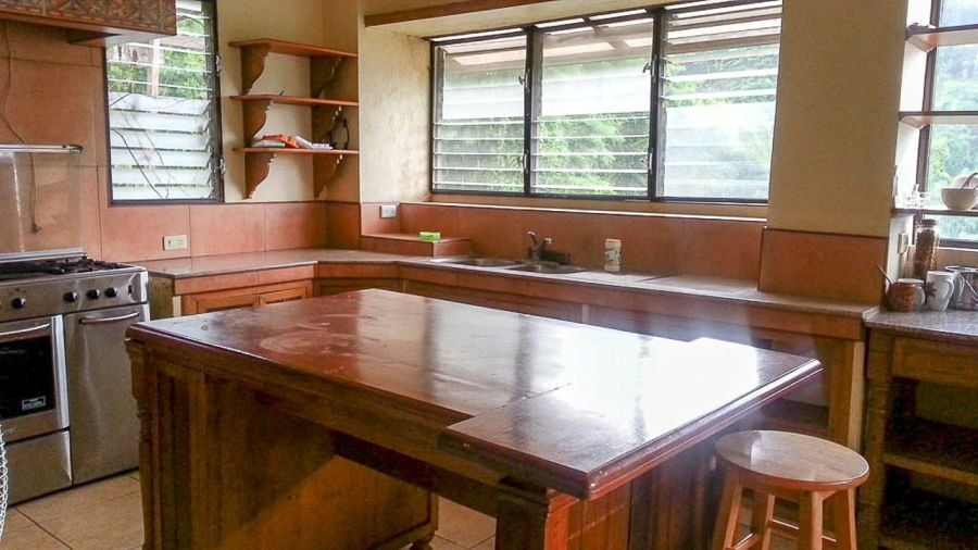 Spacious 6 Bedroom House for Rent in Maria Luisa Park.03