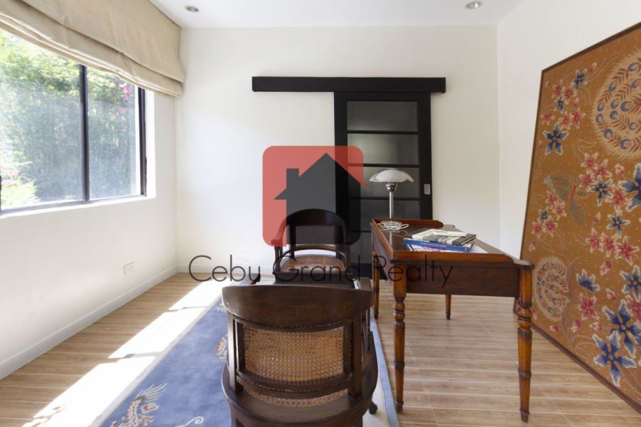 4 Bedroom House with Swimming Pool for Rent in Maria Luisa Park.04