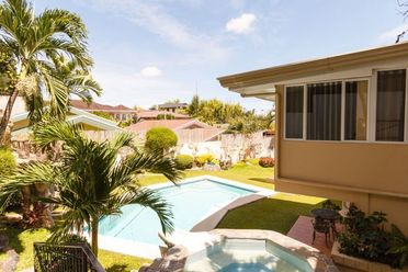5 Bedroom House with Swimming Pool for Rent in Maria Luisa C.02