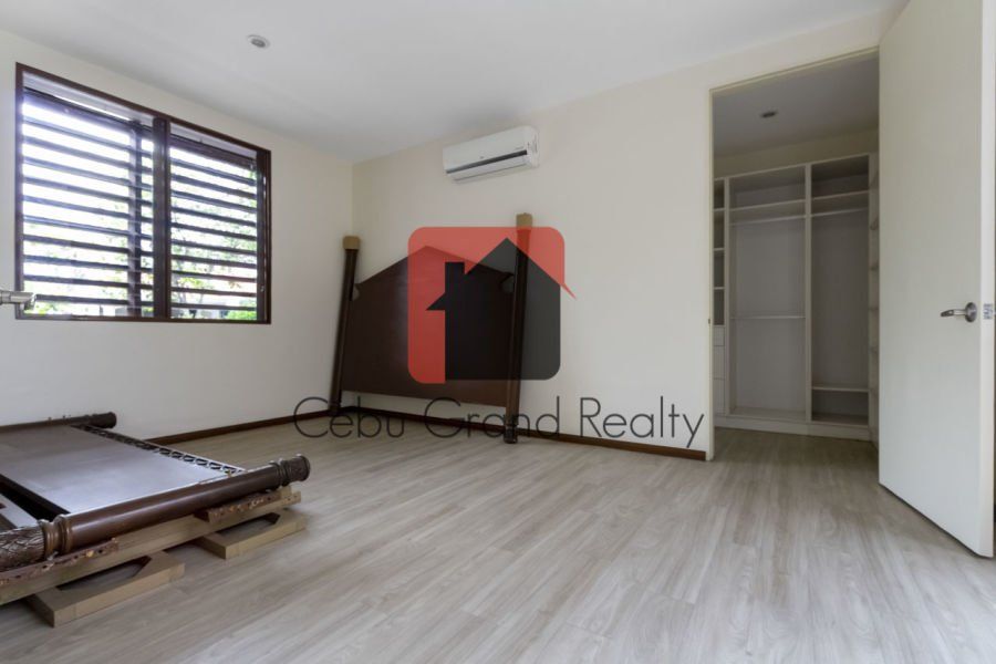 4 Bedroom House for Rent in Paradise Village.03
