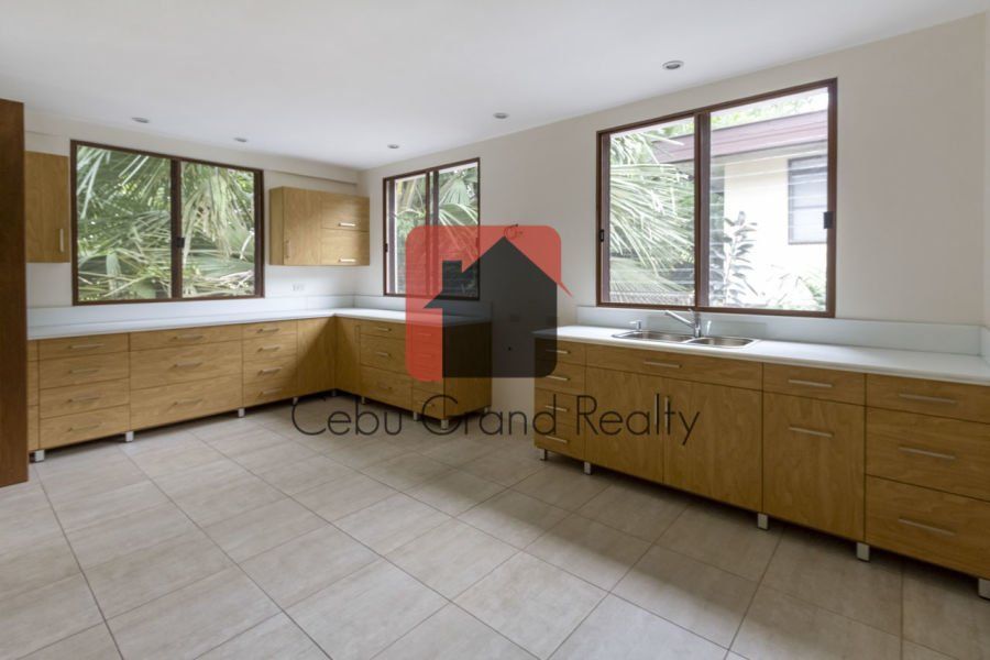 4 Bedroom House for Rent in Paradise Village.04