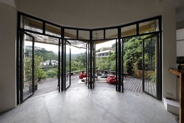 Overlooking 6 Bedroom House for Rent in Maria Luisa Park.02