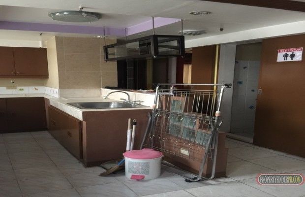 Beautiful refurbished two bedroom unit in Makati04