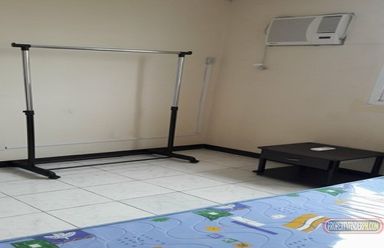 "3 bedrooms (2 with air con, 1 with electric fan) and 2 comfort room.n"02