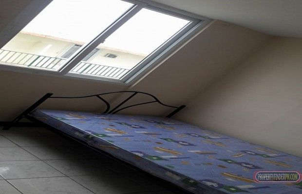 "3 bedrooms (2 with air con, 1 with electric fan) and 2 comfort room.n"04