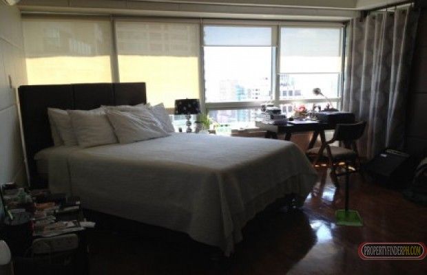 CORNER UNIT BALCONY &amp; PARKING MAKATI CBD03