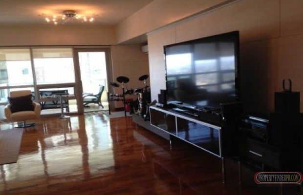 CORNER UNIT BALCONY &amp; PARKING MAKATI CBD04