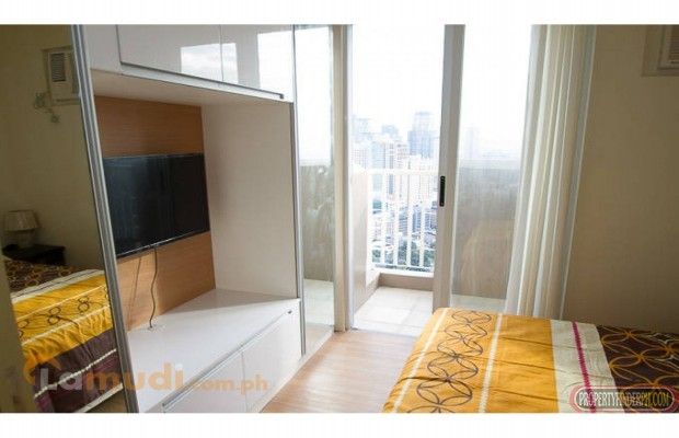 "New Fully Furnished 1 BR Condo Unit with Balcony - Chino Roces, Makati"03