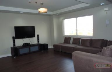 "Pent house,6th floor. Bi-level, Living room, kitchen, 3 bedrooms, 4 ba"02