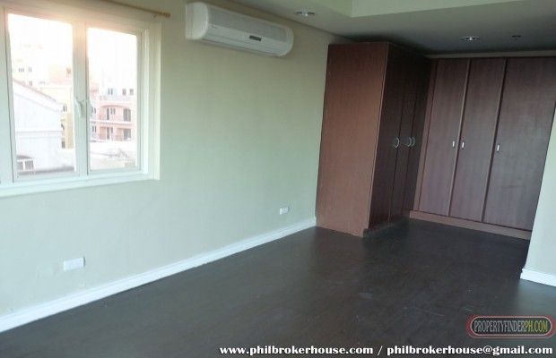 "Pent house,6th floor. Bi-level, Living room, kitchen, 3 bedrooms, 4 ba"04