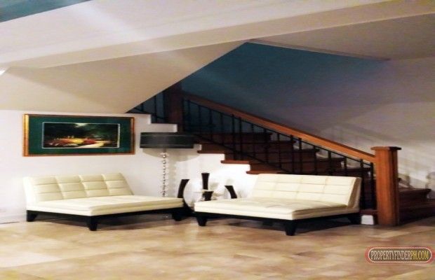 Large Townhouse w/ 3 parking behind N Greenhills nr ICA Xavier04