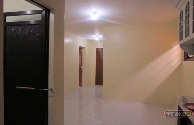 5 bedroom family house3 aircondition rooms3 double garagealong main04