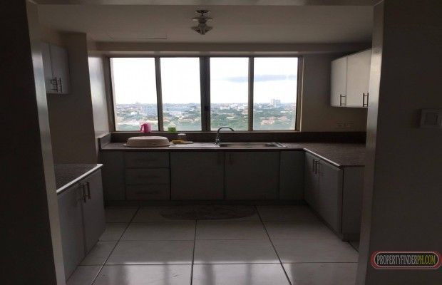 For Rent or Sale: 2Bedrooms Corner Unit facing Robinsons MagnoliaNea04