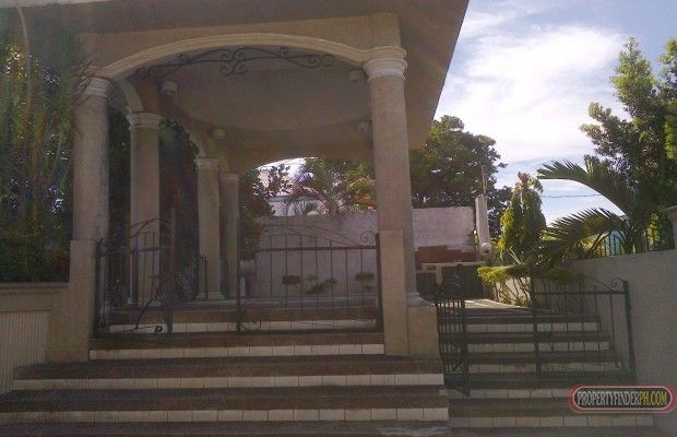 House for rent in BF Paranaque with swimming pool04