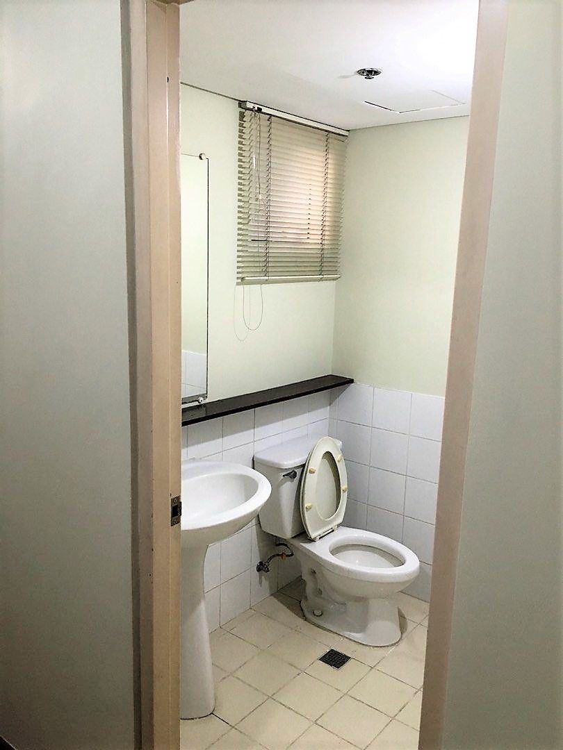 Condo Unit For Rent - 16th Floor at The Columns Ayala03