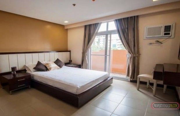 2BR Executive Condo For Rent Furnished with walk-in Closet04