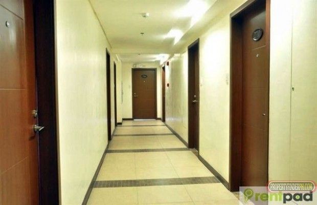 "P15,500 ? studio type / 1 bath condo in Central Area Pioneer Mandaluyo"04