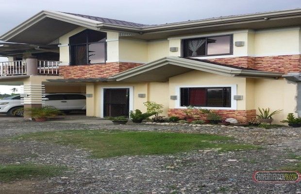 "5 bedrooms, 3 comfort rooms, with balcony on the second floor, garage"01