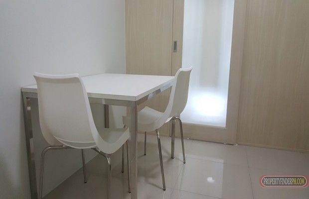 1BR w/ Balcony Fully Furnished03