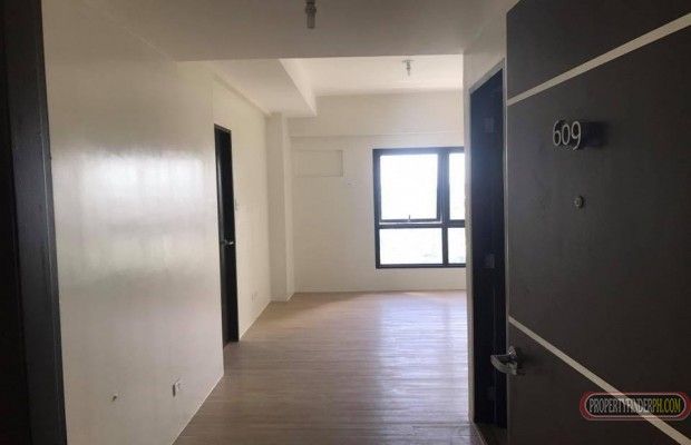 Vinia Residences 1 BR SOHO- Small Office Home Office unit in front of01
