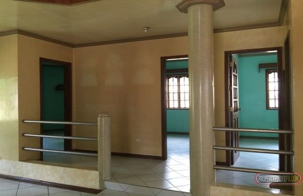 Bungalow house with parking lot and terrace04