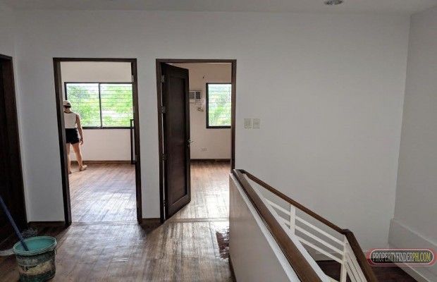 Newly Renovated 3 Bedroom Townhouse Near University of St. La Salle03
