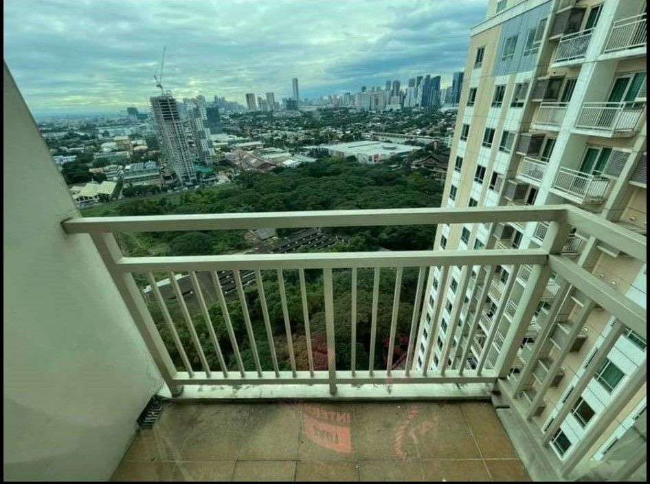 Fully Furnished Studio Unit at The Grove Rockwell Pasig04