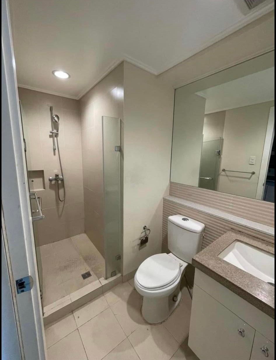 Fully Furnished Studio Unit at The Grove Rockwell Pasig05