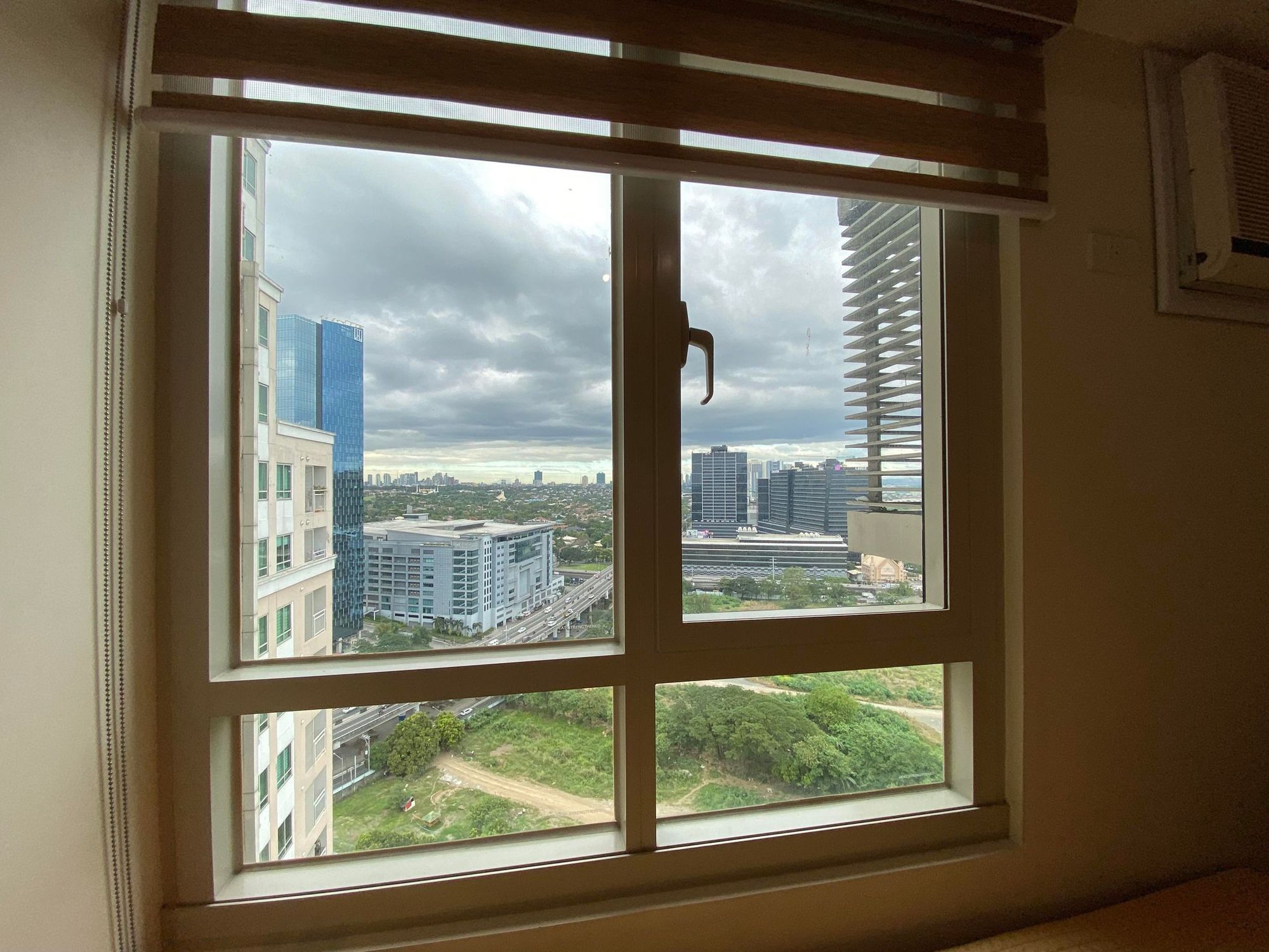 Comfy Furnished Studio at The Grove Rockwell Pasig03