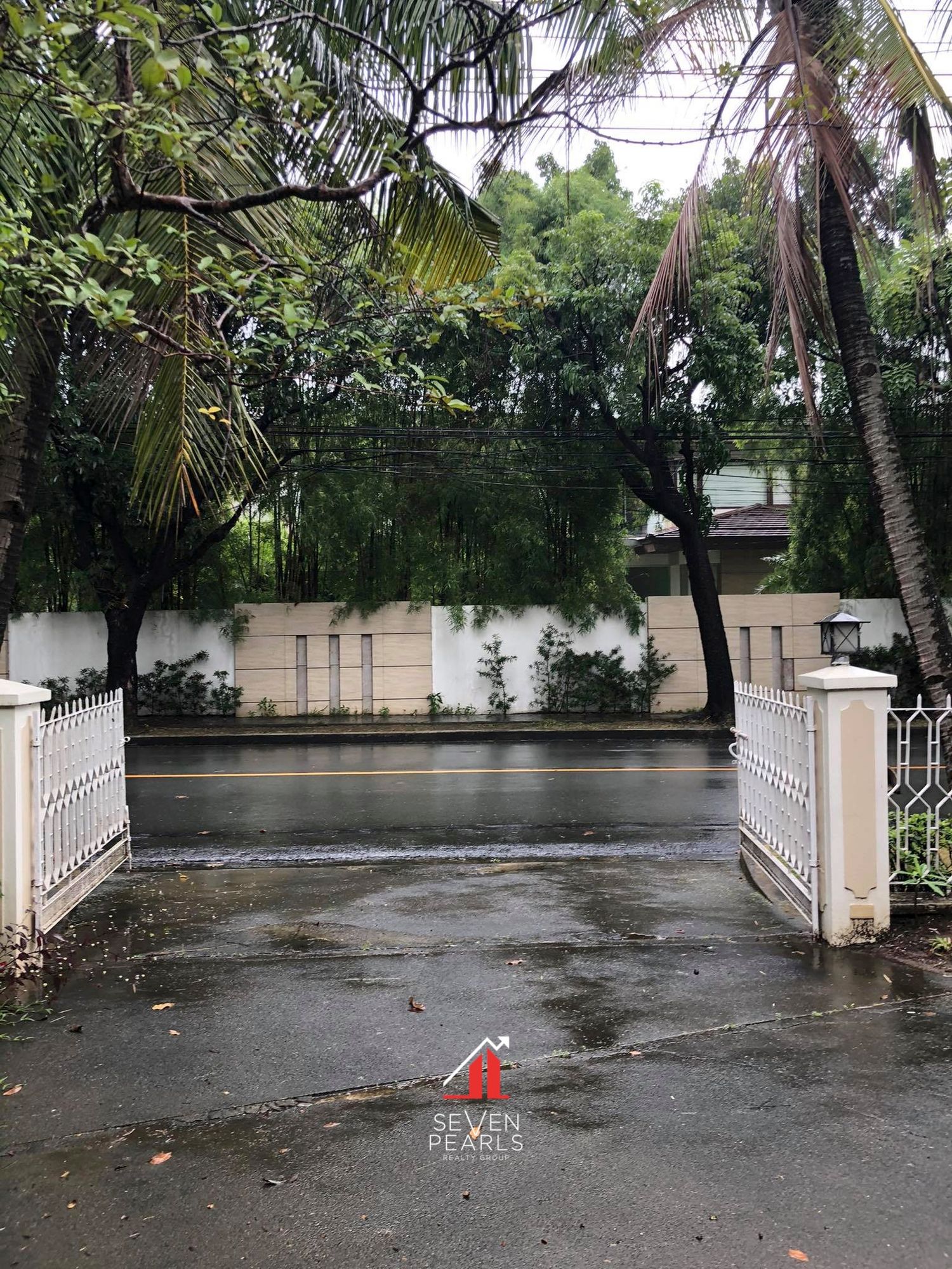4BR House & Lot Dasmarinas Village I For Lease09