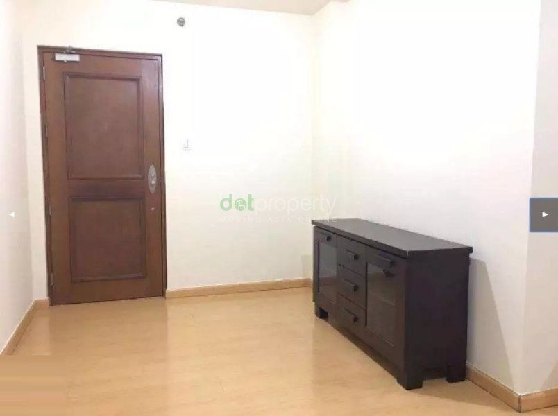 "Condominium For Rent in One Gateway Place, Makati City."04
