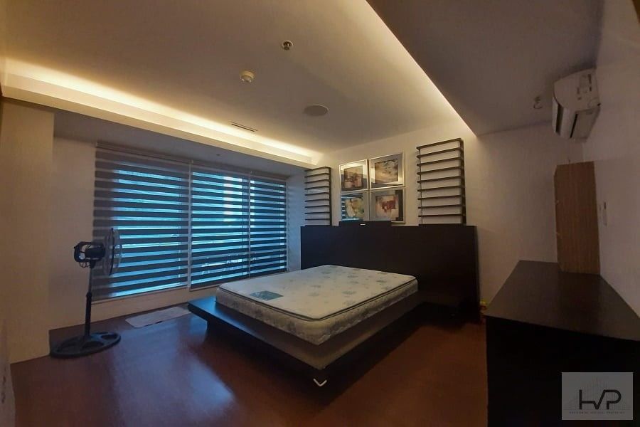 "For Rent: One Mckinley Place - 1 bedroom, fully furnished with 1 parki"03