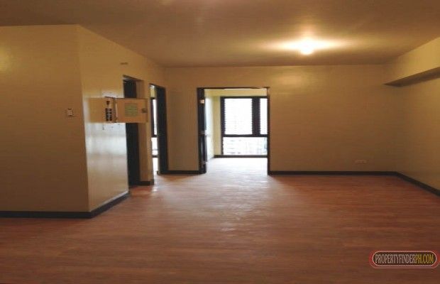2BDR Condo with parking - Royal Palms03