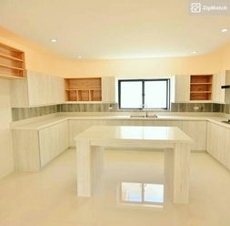 6 Bedroom House and Lot For Rent in Merville Park Subdivision02
