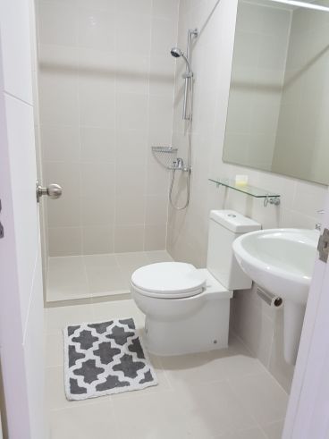 Nicely Furnished 2 Bedroom Unit in Acqua Private Residences near Rockw03