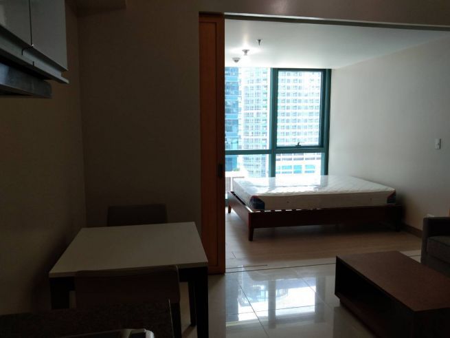 For Rent One Uptown Furnished 1-bedroom condo in Fort Bonifacio03